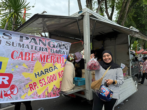 Kenaikan Harga Cabai Merah Picu Inflasi di Sumbar, TPID Sepakati Langkah Pengendalian dengan Intensifkan GPM 1 PASAR MURAH—Salah satu masyarakat memperlihatkan cabai merah yang dibelinya di Pasar Murah Cabai Merah di CFD Padang.