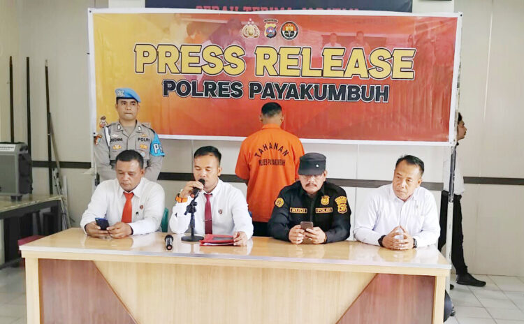 CABUL— Kasat Reskrim Polres Payakumbuh, Iptu Andrio Surya Putra Siregar saat konfrensi pers penangkapan pelaku cabul.\