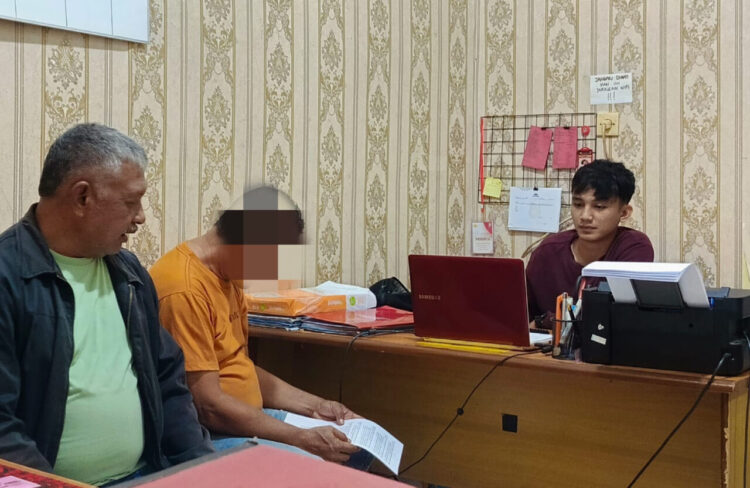 Gadis 16 Tahun Dicabuli Ayah Tiri Berkali-kali, Terbongkar Gegara Percakapan Mesra di Hp 1 CABUL— Pelaku ML (53) yang melakkan pencabulan terhadap putri tirinya ditangkap jajaran Satreskrim Polres Limapuluh Kota.