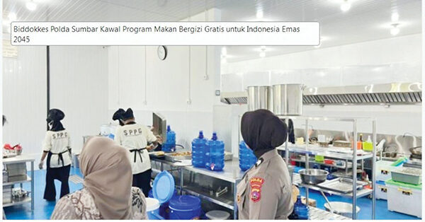 PEMERIKSAAN KETAT—  Tim Biddokkes Polda Sumbar melakukan pemeriksaan ketat atau food safety di tiga SPPG, yaitu SPPG Sekolah Polisi Negara (SPN) Polda Sumbar, SPPG Polres Lima Puluh Kota, dan SPPG Polres Payakumbuh pada Jumat (3/10) lalu. Kegiatan ini bertujuan untuk memastikan setiap hidangan yang disajikan memenuhi standar higienis, memiliki nutrisi seimbang, dan layak konsumsi.