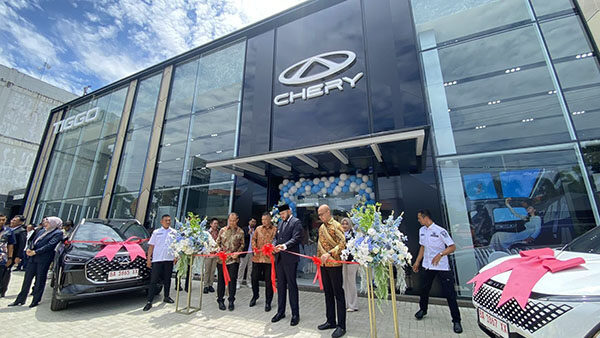 Dealer Chery Theta Auto Padang Resmi Dibuka, Hadirkan SUV Premium dengan Teknlogi Hybrid hingga Mobil Listrik Berfitur Canggih 1 GRAND OPENING—Wali Kota Padang Fadly Amran bersama Head of Dealer Network Development PT CSI, Sulistyo Nugroho dan Komisioner Komisaris PT Sentral Theta Auto, Jimmy Gani saat menggunting pita sebagai tanda diresmikannya pengoperasian dealer Chery Theta Auto Padang.