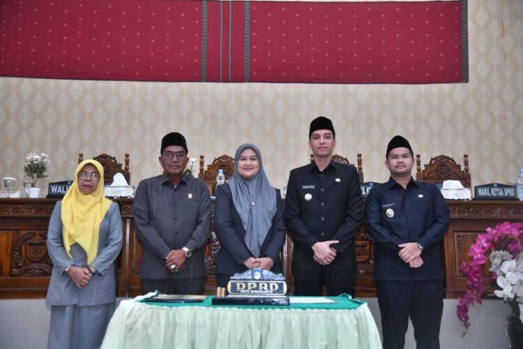 USAI—Ketua DPRD Kota Sawahlunto Susi Haryati, didampingi Wakil Ketua H.Jaswandi, SE dan Elfia Rita Dewi, SH pimpin Rapat Paripurna DPRD Kota Sawahlunto usai Penandatanganan Kesepakatan KUA dan PPAS Kota Sawahlunto Tahun Anggaran 2026 di Ruang Rapat DPRD, Senin (20/10).