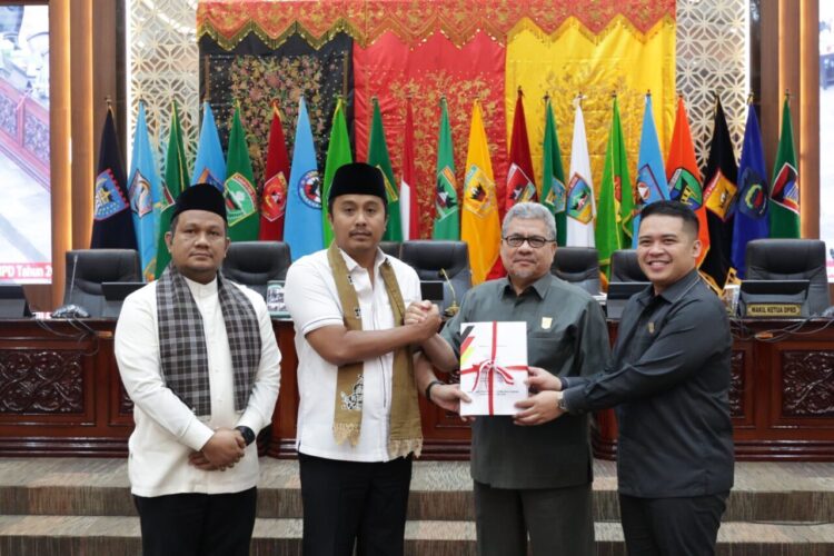 Rapat Paripurna Penyampaian Nota Pengantar Ranperda APBD Tahun 2026, DPRD Sumbar Minta Pemprov Kerja Keras Tingkatkan Pendapatan Daerah 1 TERIMA DOKUMEN—Ketua DPRD Sumbar, Muhidi didampingi Wakil Ketua Iqra Chissa menerima nota pengantar Ranperda APBD Sumbar Tahun 2026 dari Wagub Sumbar, Vasko Ruseimy.