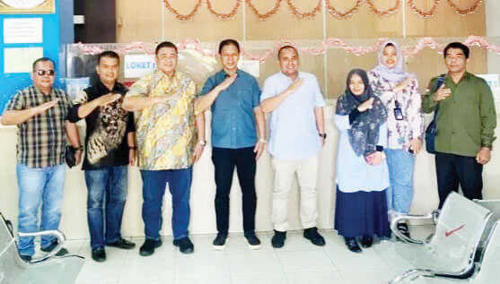 KUNJUNGAN—Ketua Komisi III DPRD Sumbar, Indra Dt Rajo Lelo, bersama anggota Fraksi Gerindra, Muchlis Yusuf Abit saat melakukan kunjungan ke UPTD Samsat Pariaman.