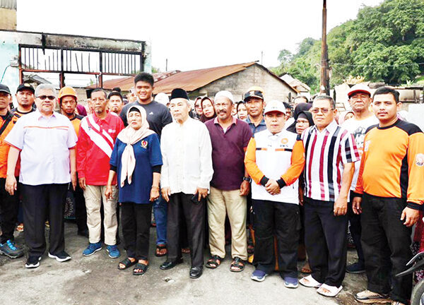 PKS Padang Buka Posko dan Bantu Korban Kebakaran di Pasa Gadang 1 GERAK CEPAT— DPD PKS Kota Padang bergerak cepat membantu warga membersihkan puing-puing, menyiapkan makanan, serta melakukan pengecekan kesehatan bagi korban terdampak kebakaran di kawasan Pasa Gadang, Kecamatan Padang Selatan, Kota Padang.