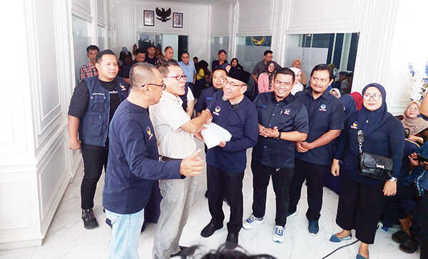 Peringati HUT ke-14, DPW Partai NasDem Sumbar Gelar Donor Darah, Pemeriksaan Kesehatan dan Mata Gratis 1 PENYERAHAN SEMBAKO— Ketua DPD Partai NasDem Kota Padang, Maigus Nasir menyerahkan sembako kepada peserta donor darah di kantor Sekretariat DPW Partai NasDem Provinsi Sumbar (NasDem Tower) di Jalan Veteran Kota Padang, Selasa (28/10).