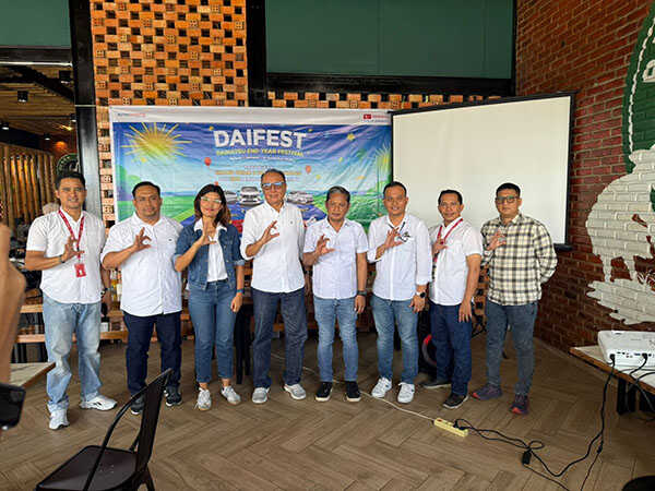 KENALKAN—Kepala Cabang Astra Daihatsu Padang, Emma Sabarina Ginting bersama Kepala Cabang Capella Daihatsu Padang, Ramlan Gazali saat memperkenalkan Daifest 2025 dan berbagai promo hingga akhir tahun.