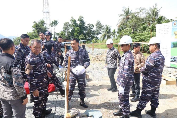 PERSIAPAN—Dankodaeral II, Laksamana Muda TNI Sarimpunan Tanjung, persiapan peletakan batu pertama pada pembangunan kantor Dinas Teritorial (Dister) Kodaeral II di lingkungan Mako Kodaeral II jalan Bukit Peti Peti Telukbayur.