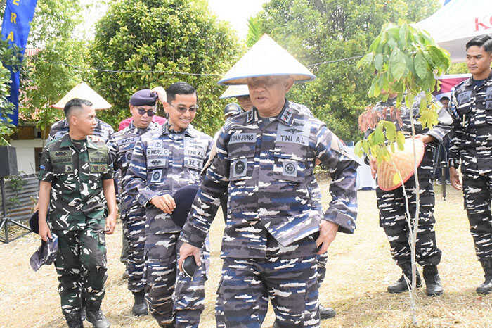 PANEN RAYA—Komandan Komando Daerah TNI Angkatan Laut (Dankodaeral) II Laksamana Muda TNI Sarimpunan Tanjung mengikuti panen raya ketahanan nasional di Kelurahan Lambung Bukit, Kecamatan Pauh, Kota Padang. Kegiatan panen raya ini serentak dilaksanakan di seluruh jajaran TNI AL di seluruh Indonesia, Rabu (29/10).