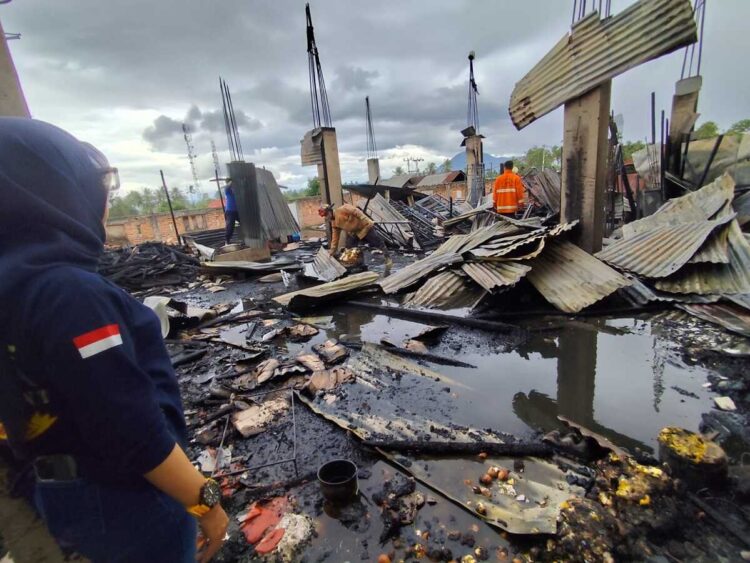 Ruang Dapur Sekolah Terbakar, Satpol PP dan Damkar Ingatkan Penyediaan APAR 1 TINGGAL PUING— Dapur sekolah Ma'had Tahfizh Hubbul Qur'an Payakumbuh yang terbakar pada Jumat (24/10) sekitar pukul 16.00 WIB, kini hanya menyisakan abu dan puing-puing.
