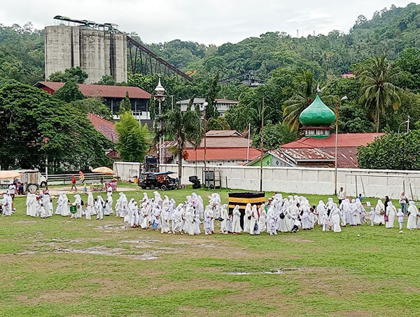 MANASIK HAJI— Ratusan murid TK dan RA mengikuti kegiatan  manasik haji 
di Lapangan Bola Kaki Ombilin, Rabu (15/10).