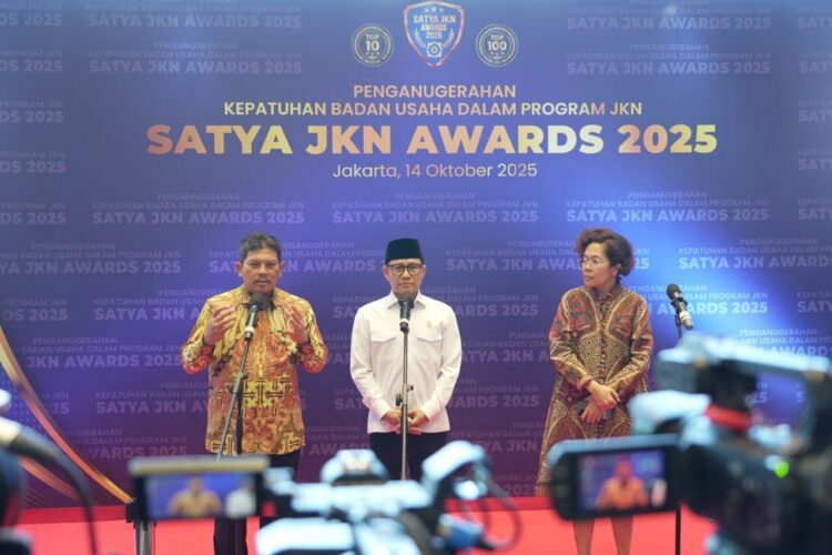 JKN AWARD 2025— Direktur BPJS Kesehatan bersama Menko MK Muhaimin Iskandar saat penganugerahan Satya JKN Award 2025.