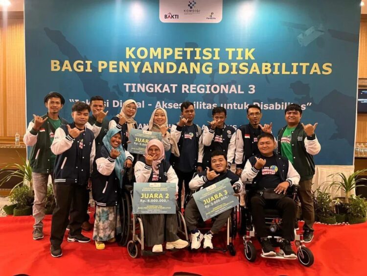 TERIMA PENGHARGAAN— Indah Tri Wahyuni, S.Pd, penyandang disabilitas rungu asal Kota Padang Panjang usai menerima penghargaan foto besama.