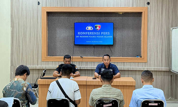 Dugaan Korupsi Dana Amanah Pemberdayaan UPK Bayang Dibongkar, Rugikan Negara Rp 1,4 Miliar, Modusnya Data Peminjam Fiktif 1 PAPARKAN— Kasat Reskrim Polres Pessel AKP Yogie Biantoro didampingi Kanit Tipikor Iptu Darsono memaparkan perkembangan penanganan perkara dugaan korupsi Dana Amanah Pemberdayaan Masyarakat (DPAM) Unit Pengelola Kegiatan Kecamatan Bayang.
\