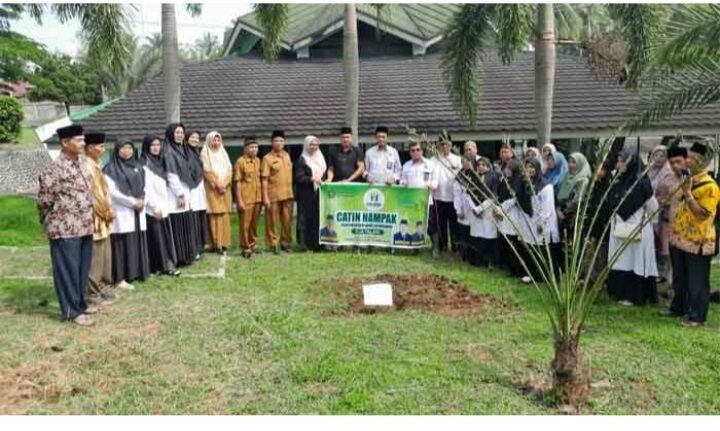 Dukung Program Asta Protas Kemenag RI, KUA Talawi Launching Program “Catin Nampak” 1 LAUNCHING— Kemenag Kota Sawahlunto melalui KUA Talawi melakukan Launching Program “Catin Nampak” (Calon Pengantin Menanam dan Berdampak) yang dilaksanakan di halaman Masjid An-Nur Desa Talawi Hilir, Senin (6/10).