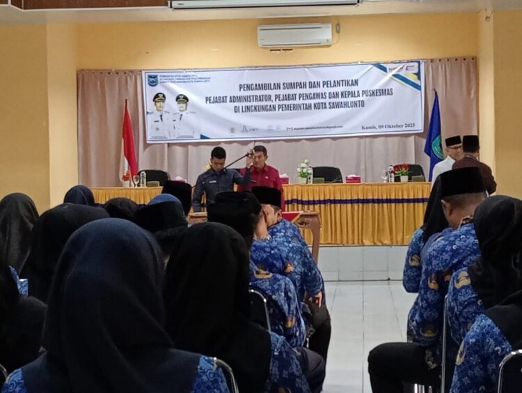Wako Sawahlunto Ingatkan Pejabat yang Dilantik, Riyanda: Evaluasi Dilakukan Sekali 3 Bulan 1 PELANTIKAN— Wali Kota Sawahlunto Riyanda Putra melakukan pelantikan dan mengambil sumpah jabatan pejabat
Administrator, pengawas dan Kepala Puskesmas di lingkungan Pemerintah Kota Sawahlunto yang berlangsung
di Aula Sanggar Kegiatan Belajar (SKB) Kota Sawahlunto Kamis (9/10).
