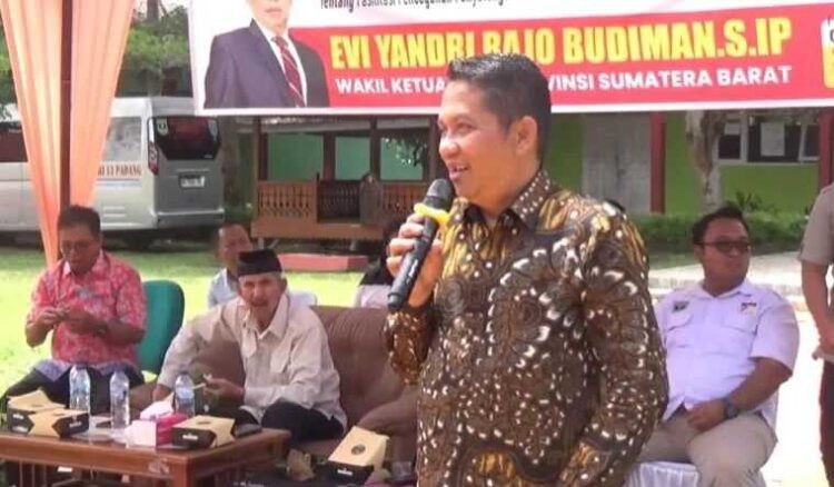 SOSPER—Wakil Ketua DPRD Sumbar, Evi Yandri  Rajo Budiman saat melakukan Sosper Nomor 9 Tahun 2018 di halaman SMA Negeri 13 Padang.