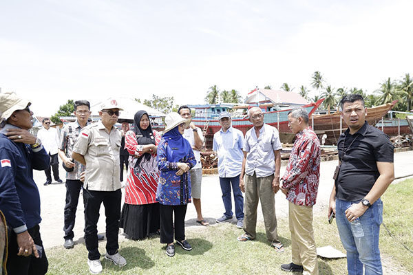 Prihatin Atas Keluhan Masyarakat Nelayan, EVi Yandri Dorong Peningkatan Fasilitas Pelabuhan TPI Kambang 1 KUNKER—Wakil Ketua DPRD Sumbar, Evi Yandri Rajo Budiman meninjau fasilitas di Pelabuhan TPI Kambang, Kabupaten Pessel.