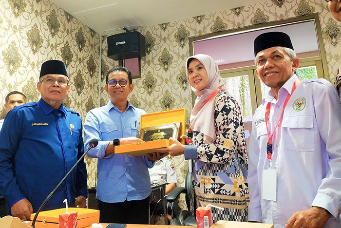 KUNJUNGAN FKUB— Kepala Badan Kesbangpol Kota Padang, Tarmizi Ismail menerima kunjungan Forum Kerukunan Umat Beragama (FKUB) Kabupaten Aceh Tamiang yang diketuai Kepala Kesbangpol Kabupaten Aceh Tamiang, Agusliyana Devita dan Kakankemenag Aceh Tamiang, Anwar Padli, Rabu (15/10) di Balaikota.