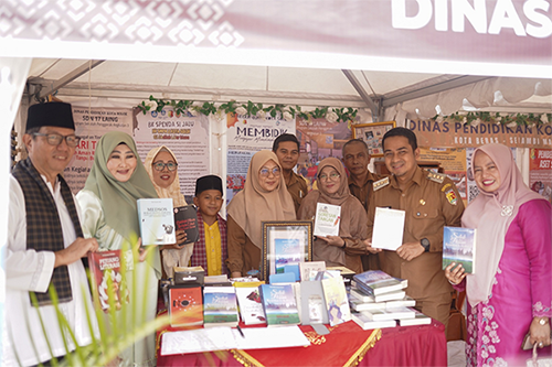 Literasi tak Hanya Terbatas pada Kemampuan Membaca dan Menulis 1 Festival Literasi— Kepala Dinas Perpustakaan dan Kearsipan Kota Solok, Refendi, menghadiri pembukaan Festival Literasi Kota Solok 2025, kemarin.