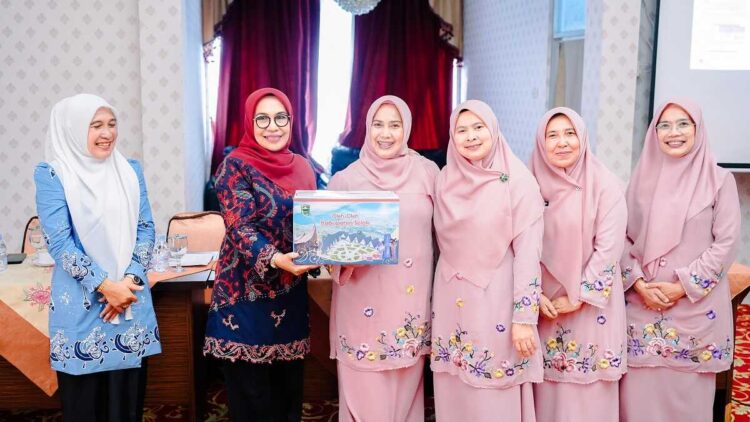 GOW Kabupaten Solok Dikunjungi GOW Kuantan Singingi, Momentum Penting Memperkuat Sinergi Pemberdayaan Perempuan 1 KUNJUNGAN KERJA— Gabungan Organisasi Wanita (GOW) Kabupaten Solok menyambut kunjungan kerja dari GOW Kabupaten Kuantan Singingi, Provinsi Riau.