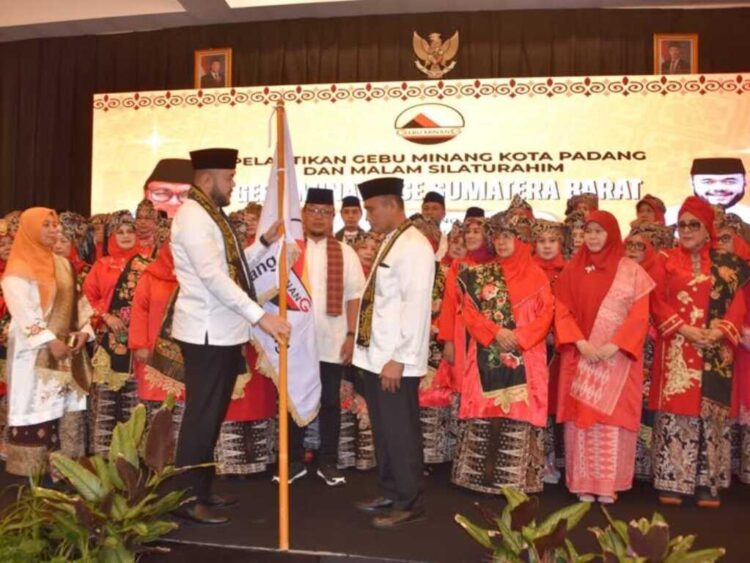 PENGURUS GEBU MINANG— Wali Kota Padang Fadly Amran saat menghadiri pelantikan Pengurus Gerakan Ekonomi Budaya Minang (Gebu Minang) Kota Padang pada Minggu (19/10) lalu.