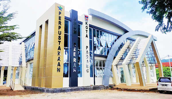 Gedung Pustaka Padang Rampung, Desember Sudah Bisa Dikunjungi 1 BERDIRI MEGAH— Gedung Pustaka milik Pemko Padang yang berdiri di samping gedung Bagindo Aziz Chan Youth Center di jalan Bagindo Aziz Chan, rampung. Desember mendatang, gedung perpustakaan ini sudah bisa dikunjungi untuk umum.