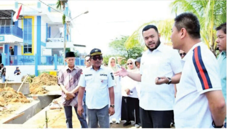 SALURAN DRAINASE— Wali Kota Padang Fadly Amran bersama anggota DPRD Padang Iswanto Kwara, meninjau proyek pembangunan saluran drainase sepanjang 150 meter di Kelurahan Padang Pasir, Kecamatan Padang Barat, Rabu (8/10).