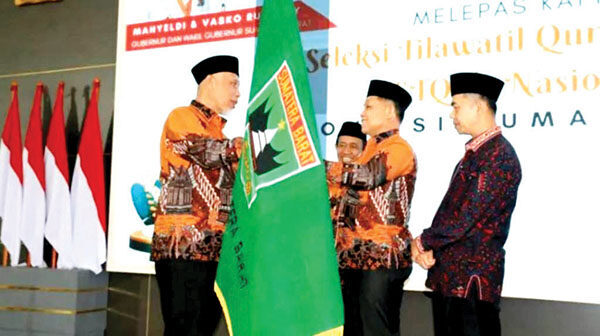 Target 4 Besar Nasional, Gubernur Lepas Kafilah STQH Sumbar 1 PELEPASAN KAFILAH— Gubernur Mahyeldi Ansharullah, menyerahkan pataka kepada Kepala Biro Kesejahteraan Rakyat Setdaprov Sumbar Al Amin, saat melepas kafilah Sumbar yang berkompetisi di STQH Nasional Kendari, Sulawesi Tenggara, di Auditorium Gubernuran, Selasa (7/10) malam.