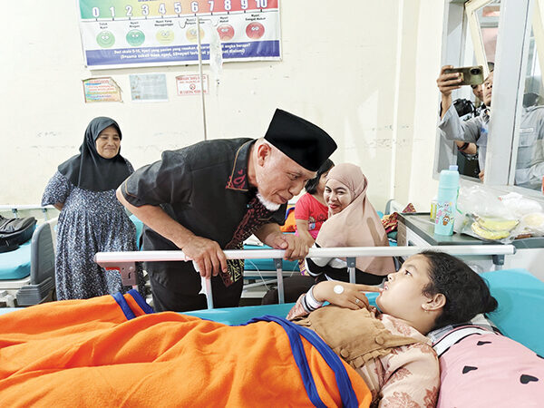 TINJAU KONDISI KORBAN— Gubernur Sumbar, Mahyeldi Ansharullah, turun langsung meninjau kondisi korban dugaan keracunan 
makanan program MBG di RSUD Lubuk Basung, Kabupaten Agam, Kamis (2/10).