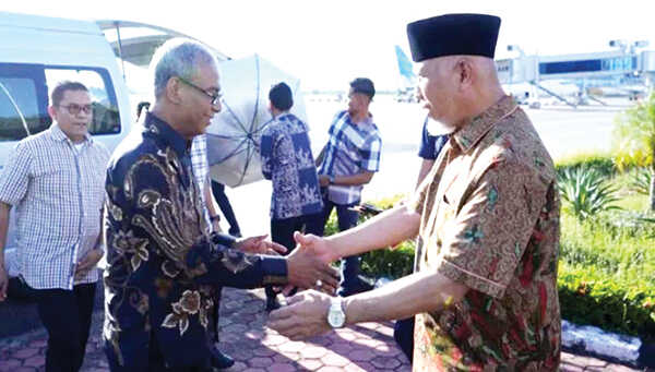 Mendarat di BIM, Gubernur Sambut Kajati Sumbar Muhibuddin 1 PENYAMBUTAN KAJATI— Gubernur Sumbar Mahyeldi Ansharullah menyambut kedatangan Kepala Kejaksaan Tinggi (Kajati) Sumbar yang baru, Muhibuddin, di ruang VIP Bandara Internasional Minangkabau (BIM), Sabtu (25/10).