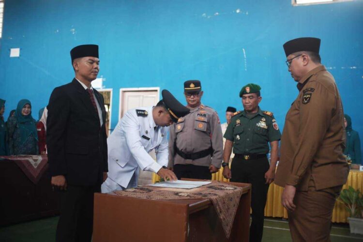 SERTIJAB CAMAT— Wakil Bupati Tanah Datar Ahmad Fadly saksikan penandatanganan berkas  kegiatan Serah Terima Jabatan (Sertijab) Camat Tanjung Emas.