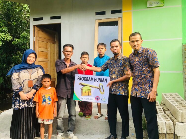 Dari Gubuk Reot ke Rumah Layak, Harapan Baru untuk Mulyadi dan Keluarga dari UPZ Baznas Semen Padang 1 HADIAH TERBESAR— Mulyadi bersama tiga anaknya, mendapat hadiah terbesar dalam hidupnya, berupa rumah layak huni setelah dibantu oleh UPZ Baznas Semen Padang, di sudut Kompleks Arai Pinang, RT 003 RW 004, Kelurahan Pegambiran Nan XX, Kecamatan Lubuk Begalung,