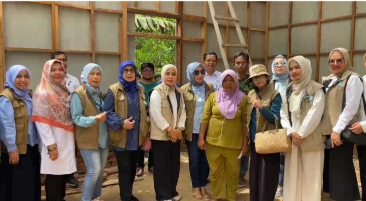 SERAHKAN BANTUAN— Ketua Indo Jalito Peduli, Astri Asgani, yang akrab disama uni At saat menyerahkan bantuan pada warga  tidak mampu  di Kabupaten Padangpariaman.