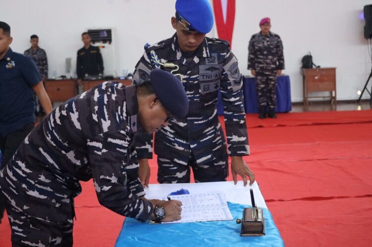 TANDA TANGAN—Wadankodaeral II Laksamana Pertama TNI Mulyadi, menandatangani pakta integritas rekrutmen calon siswa Bintara dan calon siswa Tamtama Prajurit karir atau PK TNI Angkatan Laut tahun penerimaan 2025, di GSG Yos Sudarso, Mako Kodaeral II jalan Bukit Peti Peti Teluk Bayur.