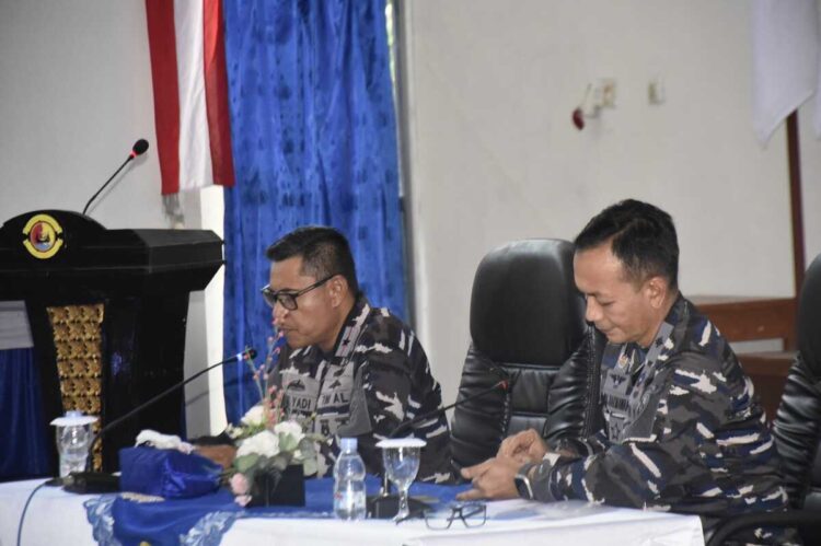 Menuju ASN yang Profesional, ASN Kodaeral II dapat Pencerahan dari Tim Spersal 1 ARAHAN—Wadankodaeral II Laksamana Pertama TNI Mulyadi., SE., CRM.,P M.Tr. Opsla. bersama Kolonel Laut (P) Agus Darmawan saat berikan arahan pada ASN.