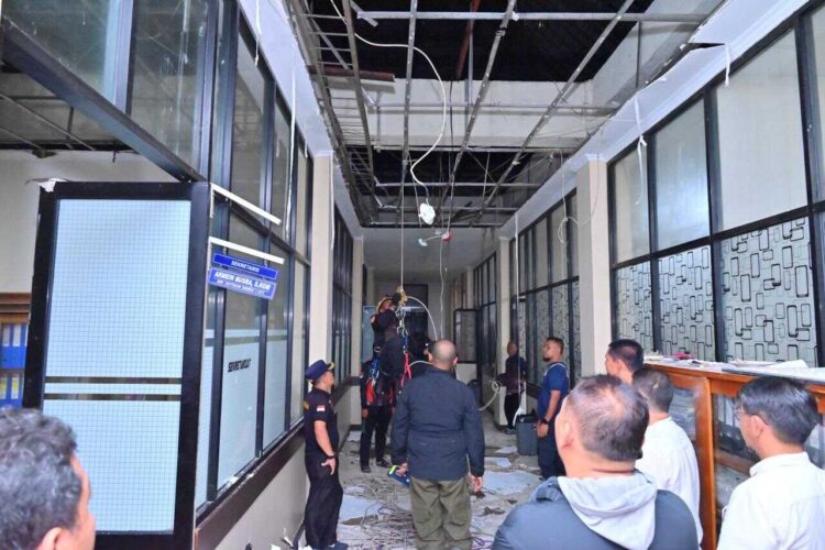 Diterjang Angin Kencang, Gonjong Balai Kota Ambruk 1 GONJONG BALAIKOTA AMBRUK— Plafon atap kantor Balai Kota Payakumbuh amblas dipicu gubah atap dihantam angin puting beliung.