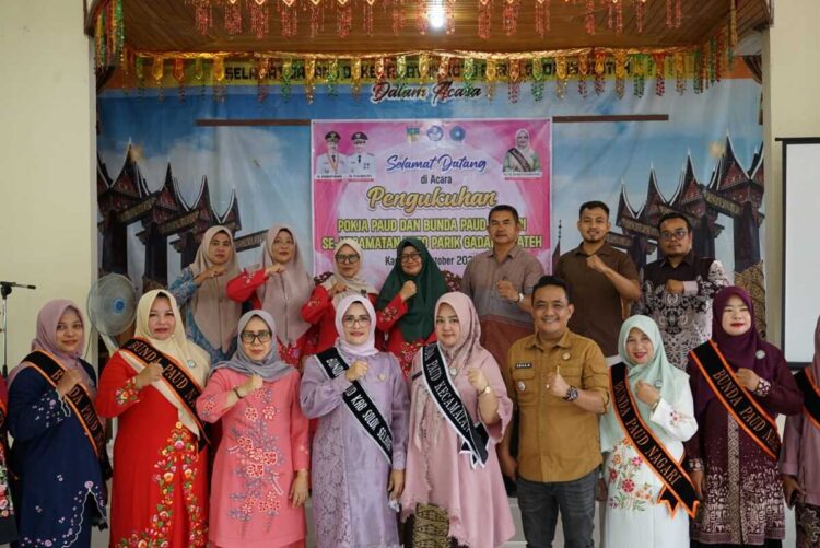 FOTO BERSAMA— Bunda PAUD Kabupaten Solok Selatan Ny. Erniati Khairunas 
usai membuka kegiatan foto bersama.