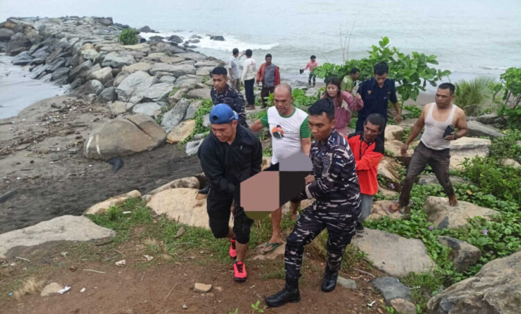 EVAKUASI— 
Tim SAR Satuan Kapal Patroli (Satrol) Komando Daerah Angkatan Laut (Kodaeral) II 
bersama unsur gabungan mengevakuasi jenazah pelajar yang tewas tenggelam terseret ombak di Pantai Padang.