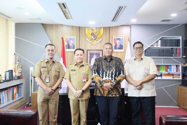 FOTO BERSAMA— Wako Yota Balad bertemu dengan Direktur Jenderal (Dirjen) Bina Keuangan Daerah Kementerian Dalam Negeri (Kemendagri), DR. Drs. Agus Fatoni, M.Si, konsultasi terkait indikator kebutuhan fiskal sebagai dasar perhitungan Dana Transfer ke Daerah (TKD).