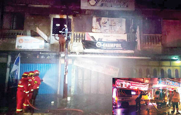 Tragis! Pemilik Toko Sparepart Tewas Terpanggang, Diduga Ketiduran dan Terjebak saat Ruko Kebakaran, Kerugian Rp 1,5 Miliar, Diduga Gegara Korsleting Listrik 1 KEBAKARAN— Petugas Damkar mengevakuasi jenazah pemilik toko sparepart yang terbakar dalam ruko di Jalan Belakang Lintas, Kelurahan Olo, Kecamatan Padang Barat, Kota Padang.