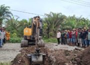 Masyarakat Inderapura Putus Akses Jalan Menuju Pabrik Incasi Raya, Truk Pengangkut BTS Tidak Bisa Lewat