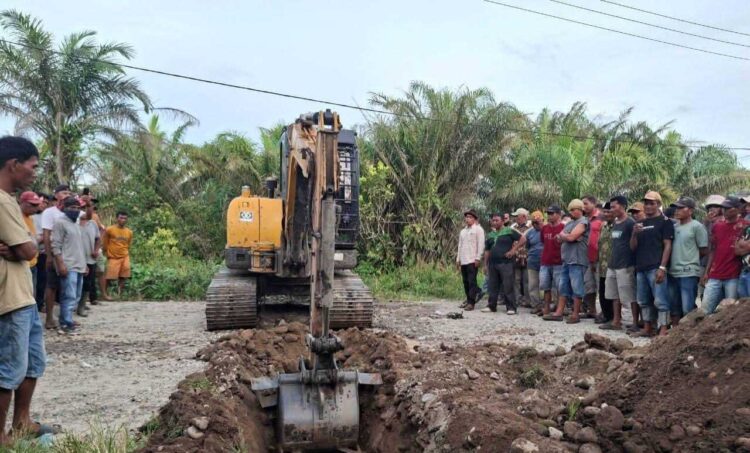 PUTUS AKSES KENDARAAN—  Ratusan masyarakat dari Kecamatan Pancung Soal dan Air Pura, menutup akses keluar masuk kendaraan truk pengangkut TBS ke lokasi pabrik diputus. Dengan menggunakan alat berat, ratusan masyarakat Inderapura memutus akses jalan dengan membuat lubang sedalam hampir 1 meter dan lebar setengah meter digali menggunakan alat berat.