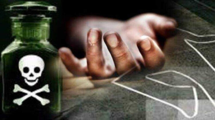 Ilustrasi bunuh diri minum racun
