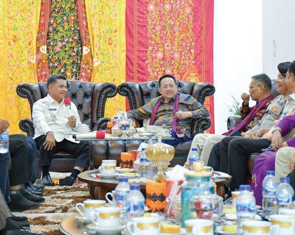 Anggota DPD RI, Irman Gusman, melakukan kunjungan ke Kabupaten Agam, Kamis (23/10). Kunjungan itu disambut Bupati Agam, Benni Warlis, bersama unsur Forkopimda dan para pejabat daerah di kediaman resmi Bupati Agam.