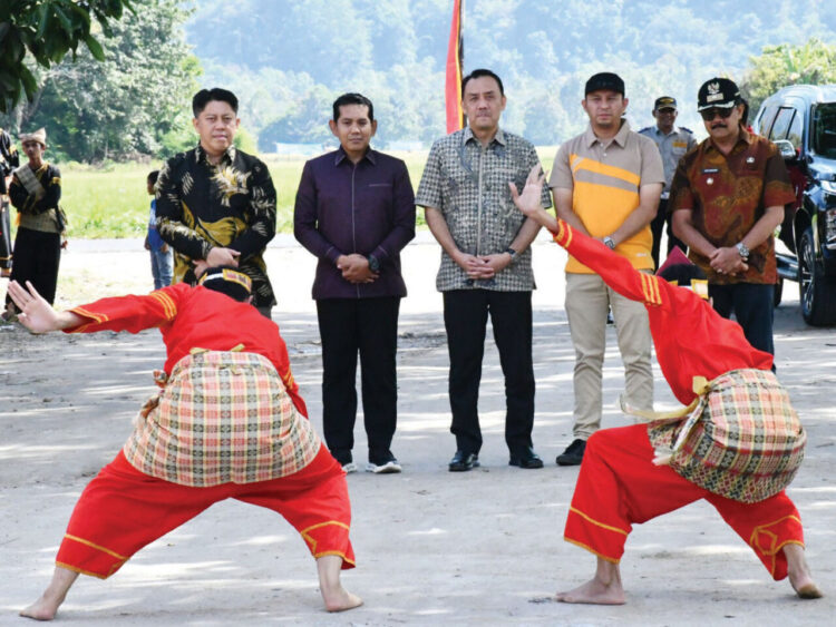 Festival Tambua Tansa, Jaga Warisan Leluhur dan Perkokoh Budaya Minangkabau 1 TARI GALOMBANG— Wakil Bupati Agam, Muhammad Iqbal, disambut Tari Galombang saat menghadiri pembukaan Festival Tambua-Tansa Kabupaten Agam-Bukittinggi di Lapangan Kantor Camat Kamang Magek,Minggu (5/10).