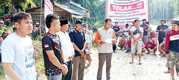 BLOKADE JALAN— Kecewa terhadap perusahaan yang seperti tidak peduli terhadap perbaikan infrastruktur jalan untuk masyarakat, masyarakat Nagari Taratak Tinggi, Kecamatan Timpeh, lakukan aksi protes dengan memblokade jalan poros yang biasa dilalui kendaraan berat milik PT BPSJ, Jumat (10/10).