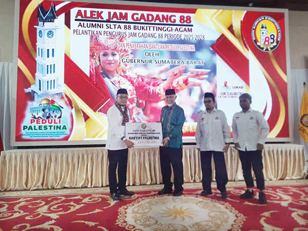 DILANTIK— Pengurus persatuan alumni SLTA tamatan 1998 se-Bukittinggi-Agam, Jam Gadang 88 dilantik dan diresmikan Gubernur Sumatera Barat di Kota Bukittinggi, Sabtu (18/10). Di momen ini, juga dikumpulkan donasi 
ratusan juta rupiah untuk Palestina.