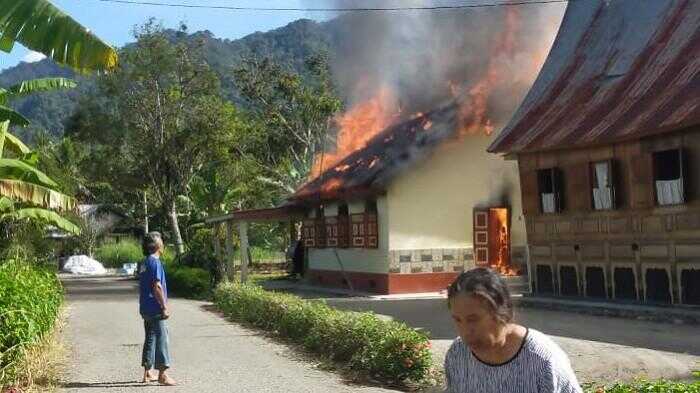 Rumah Semi Permanen Hangus Terbakar, Anak Tahun Dikepung Kobaran Api 1 KEBAKARAN— Rumah semi permanen yang terbakar
di Nagari Salo, Kecamatan Baso, Kabupaten Agam.