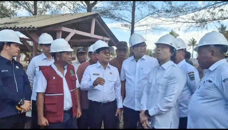 Perkuat Sektor Kelautan dan Perikanan, KNMP Hadir di Ketaping 1 KAMPUNG NELAYAN MP— Bupati Padangpariaman John Kenedy Azis bersama Staf Ahli Menteri Kelautan dan Perikanan RI, Trian Yunanda, melakukan peninjauan lokasi Kampung Nelayan Merah Putih (KNMP) di Nagari Katapiang, Kecamatan Batang Anai.